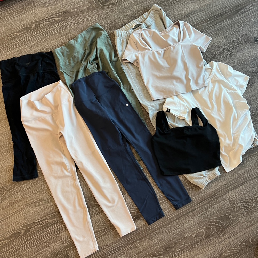 Bundle of 8 workout clothes (size xs)